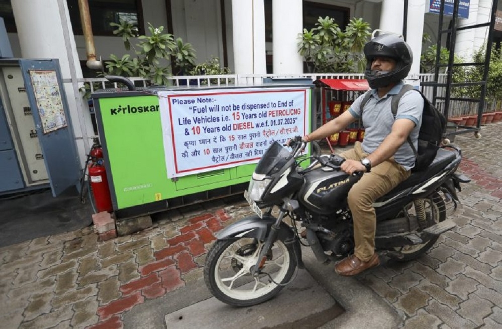 Delhi begins ban on fuel sale to old vehicles