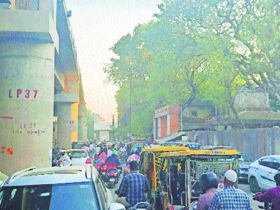 CRISIS AT DOORSTEP Traffic-jam at the entrance of Daga Hospital in Gandhibag says it all
