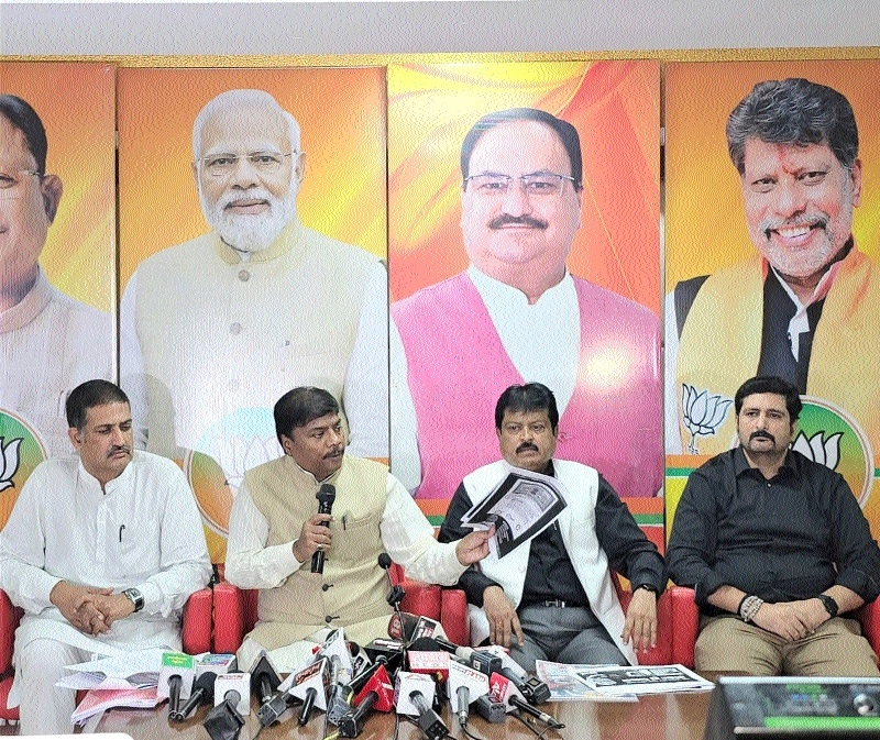 Minister Kedar Kashyap addressing the press conference