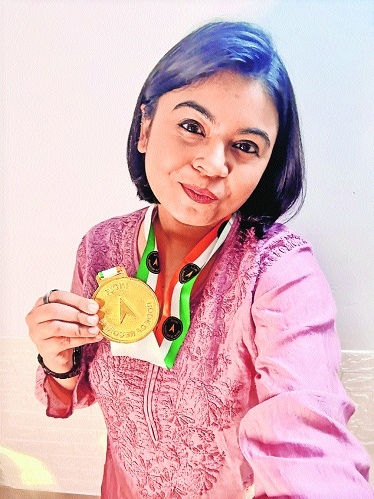 Shalaka Kulkarni with the medal recognisin