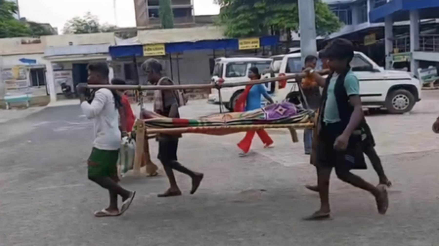 Tribal family treks 10 km with girls dead body in Jharkhand 