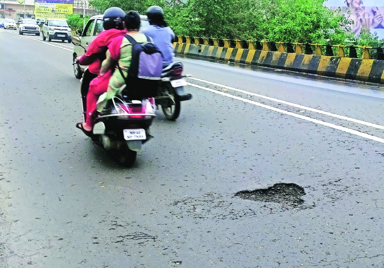 Crater on Shahid Gowari flyover
