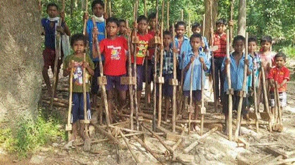 Enthusiast children enjoying Gedi ride