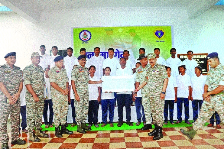 The surrendered outlaws along with the police and paramilitary forces officials