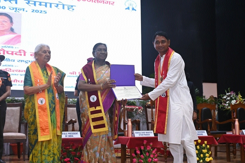 Dr Rajkumar Patel being conferred gold medal at the hands of President of India