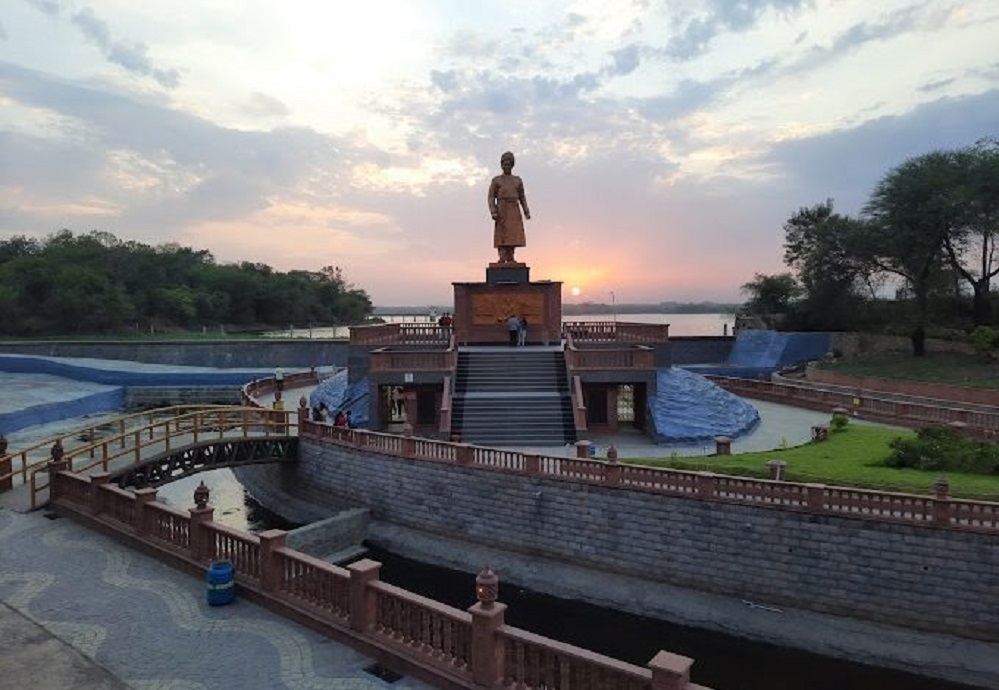 Swami Vivekananda statue at Ambazari Lake spillover