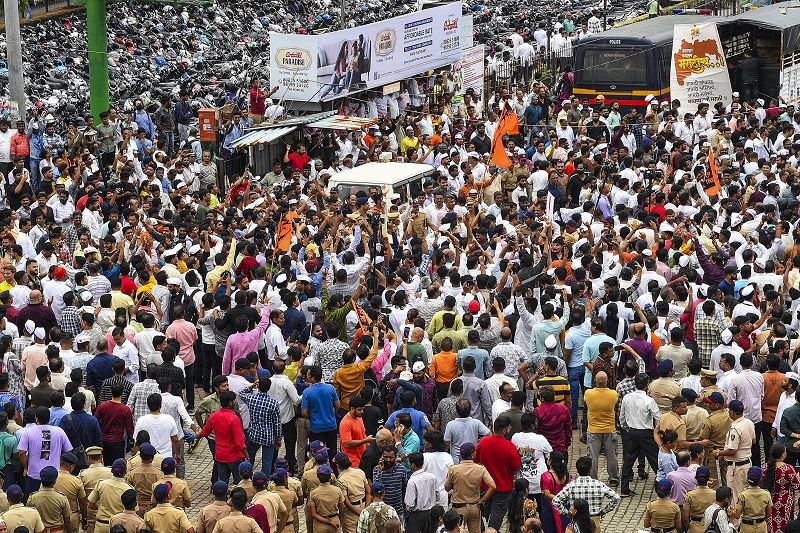 High drama in protest march over Marathi cause