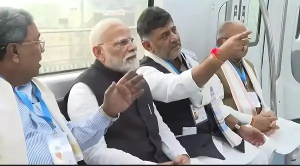 Prime Minister Narendra Modi interacts with Karnataka Chief Minister Siddaramaiah 