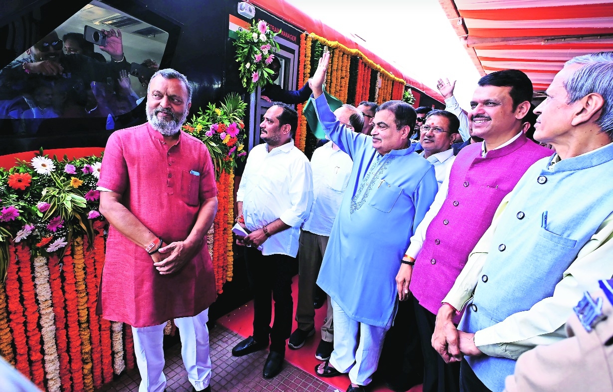 gadkari innaugurate Pune Vande Bharat Express at Nagpur Railway