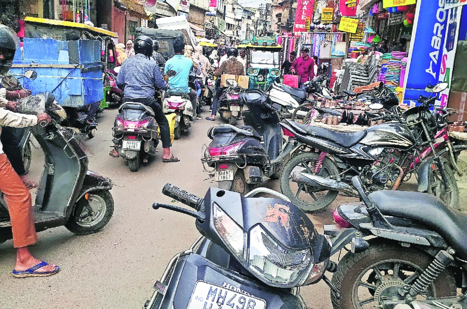 Where is the parking space  Gandhibagh