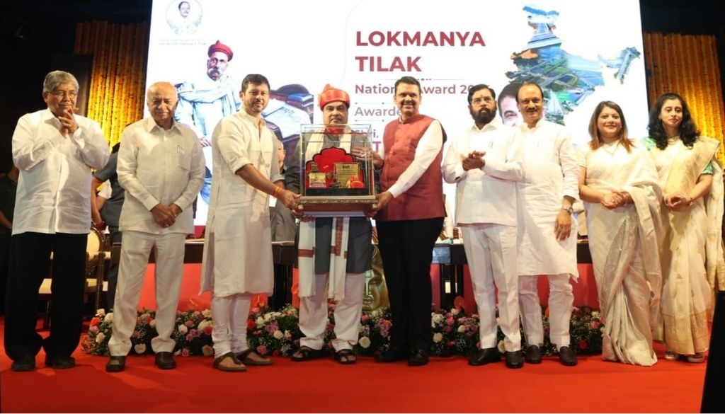Nitin Gadkari conferred with Lokmanya Tilak National Award