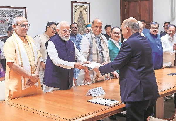 Prime Minister Narendra Modi flanked by Maharashtra Governor and NDAs Vice Presidential candidate