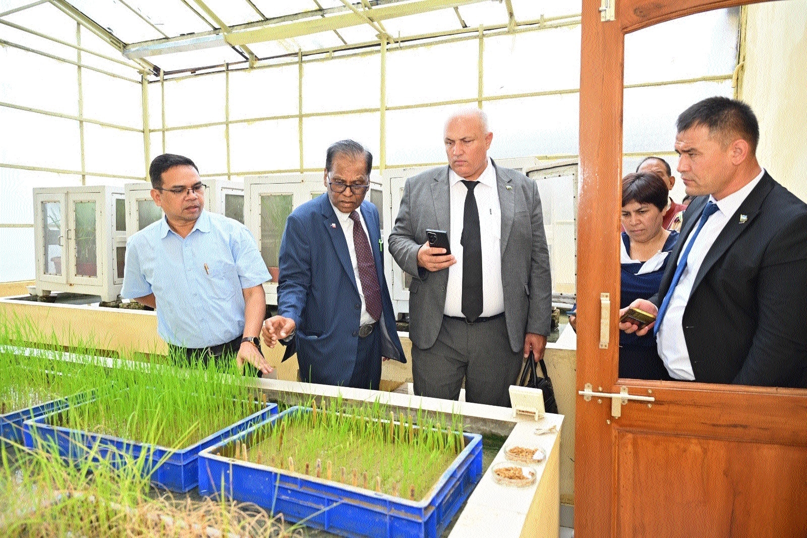 Uzbek delegation examines rice biodiversity and cultivation techniques at IGKVs biotechnology lab 