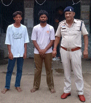 4 including 2 minors arrested