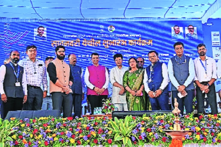Devendra Fadnavis Chandrashekhar Bawankule Shyamkumar Barve and other dignitaries during inauguration of Satnavari 