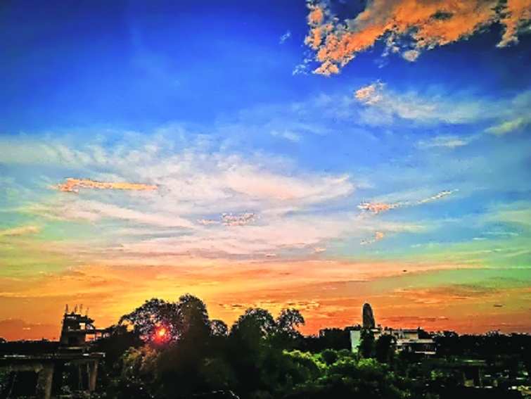 Mood of a sun-glazed sky captured by Tanvi Sharma