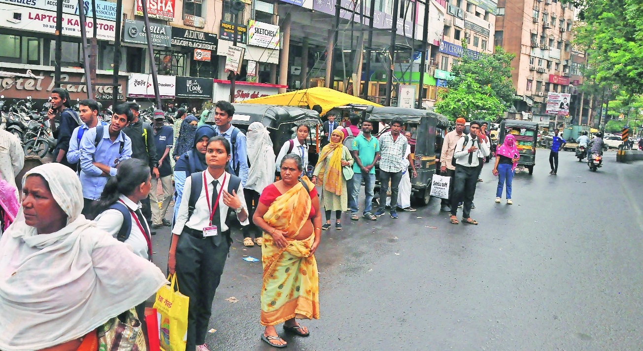 Where is the parking space in sadar