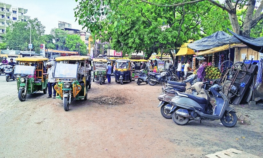 The traffic situation from Medical Square to Manewada Square gets