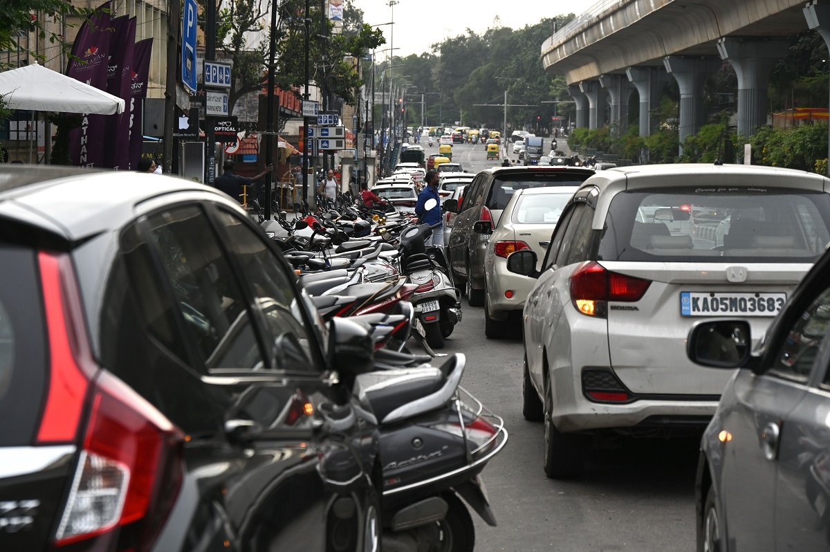 Vehicle boom shrinking space 