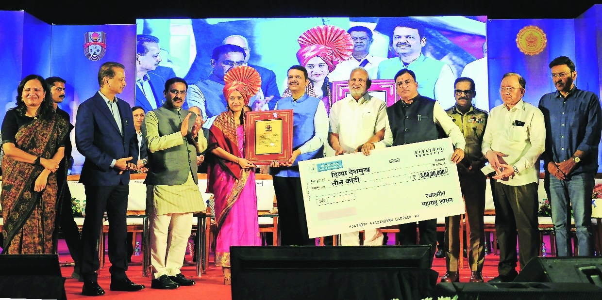 Divya Deshmukh with fadnavis