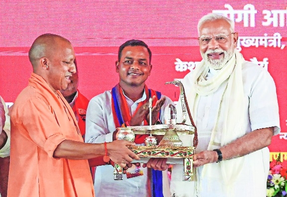 PM Narendra Modi being felicitated by Uttar Pradesh Chief Minister Yogi Adityanath