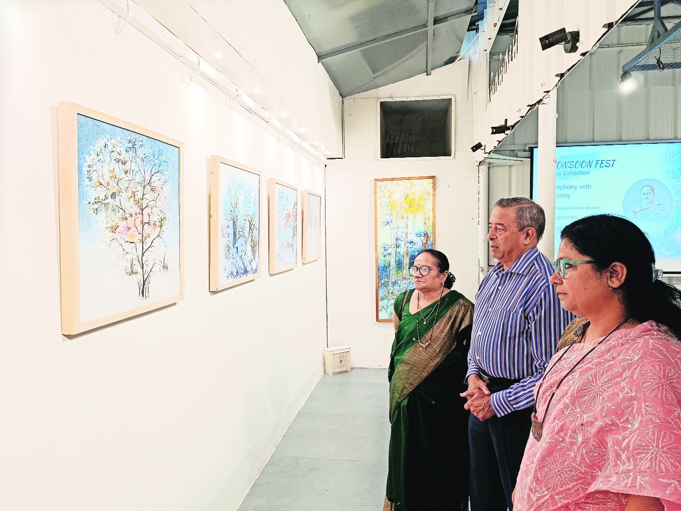 Vijay Phanshikar while artist Pragya Besekar and