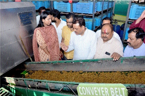 Mayor Singh along with Municipal Commissioner and public 