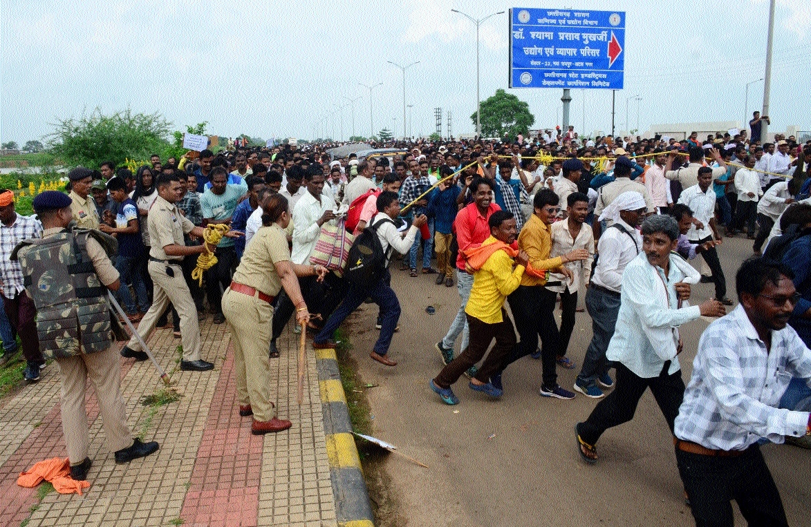 Police attempting to stop the sanitation workers from 