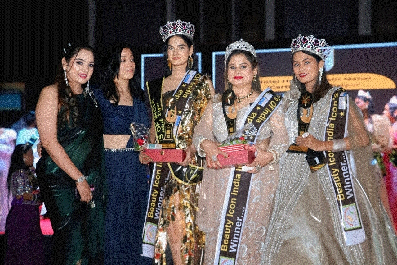 Organiser Runa Sharma with the winners of beauty contest on the dais