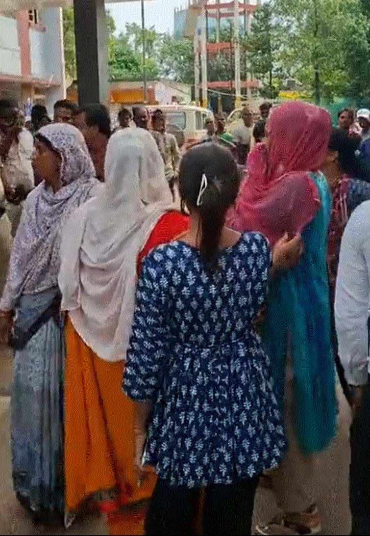 Kin of youth creating ruckus at District Hospital Durg