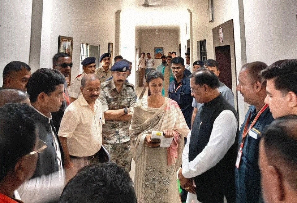 Chief Minister Vishnu Deo Sai along with civil services aspirant Poonam Patel
