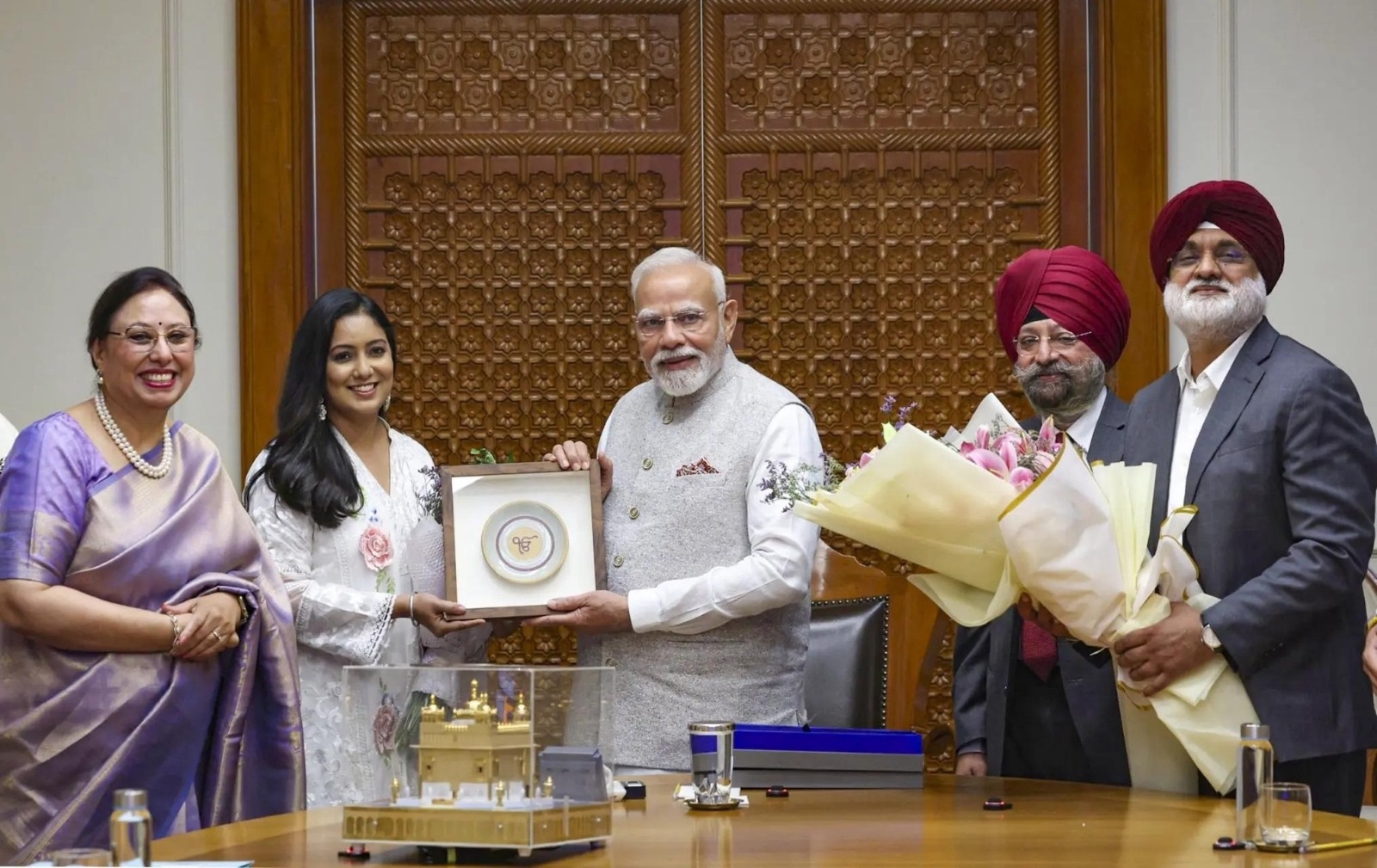 Sikh delegation presents to PM