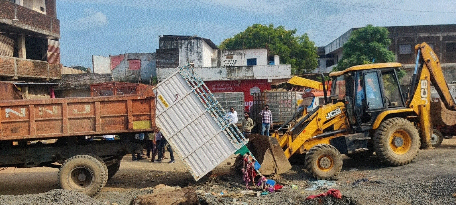 JMCs anti-encroachment squad removing temporary 
