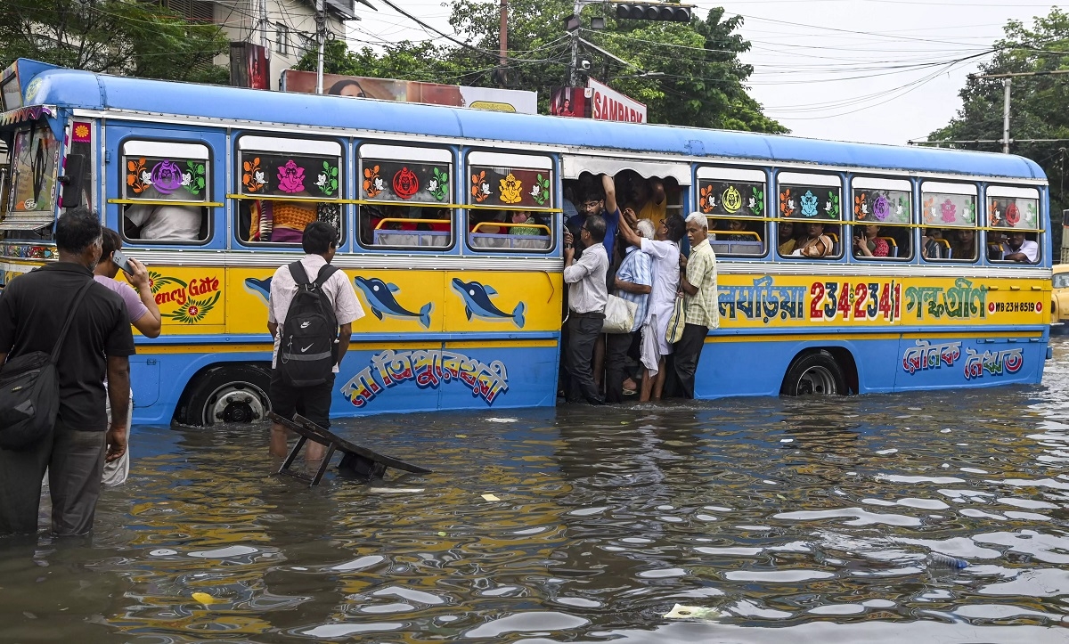 Ten killed in torrential rains in Kolkata