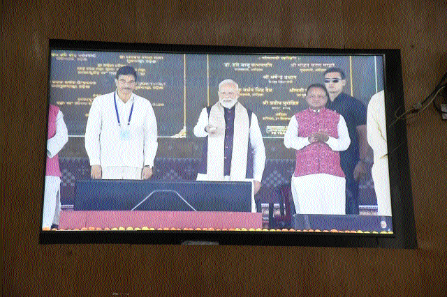 PM Modi lays foundation
