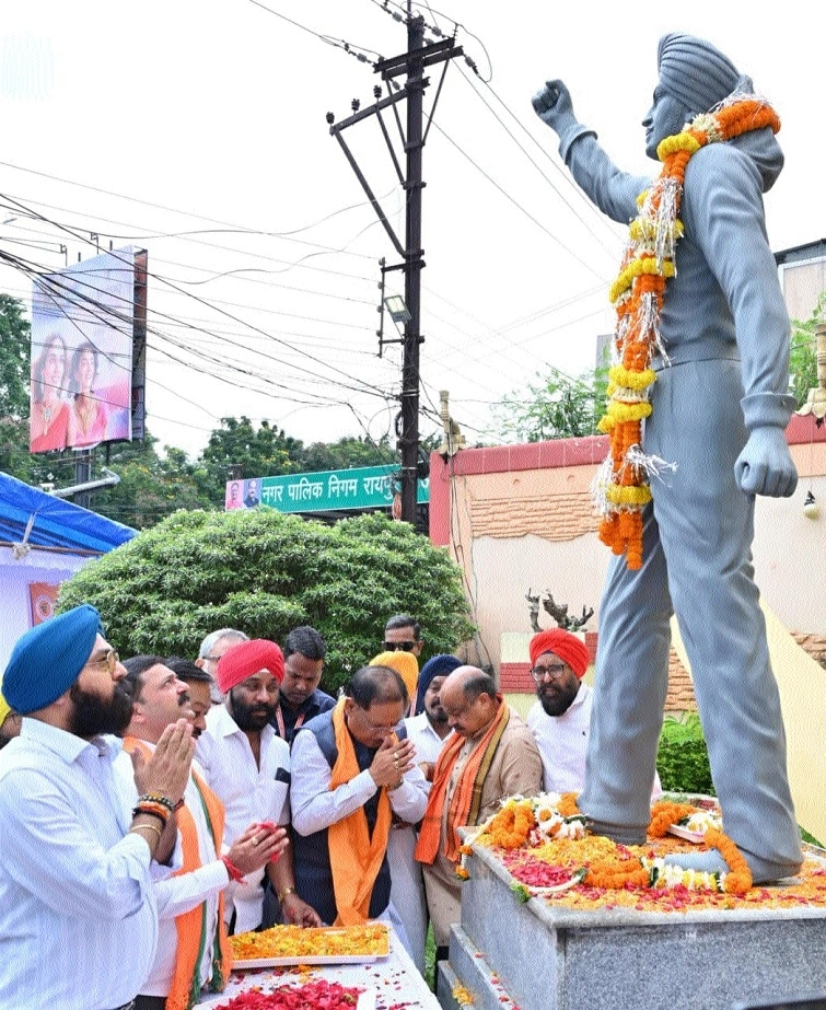 Chief Minister Vishnu Deo Sai paying tributes to martyr Bhagat Singh a