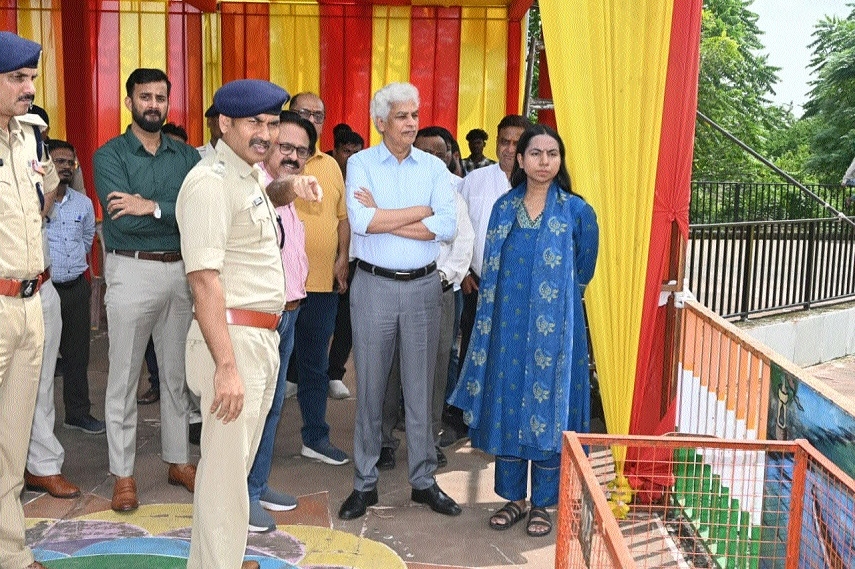 Collector Saxena Mpl Commr Yadav SP Upadhyay jointly