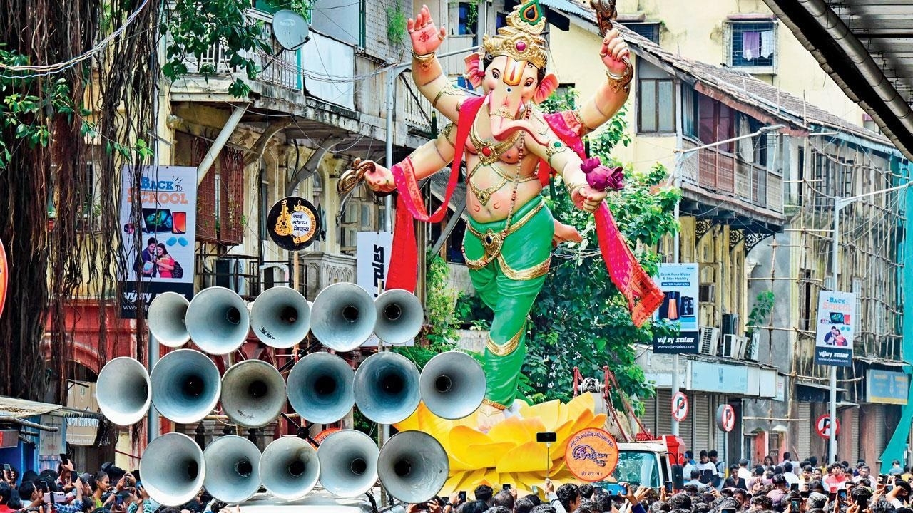 dj sound in ganpati vasarjan