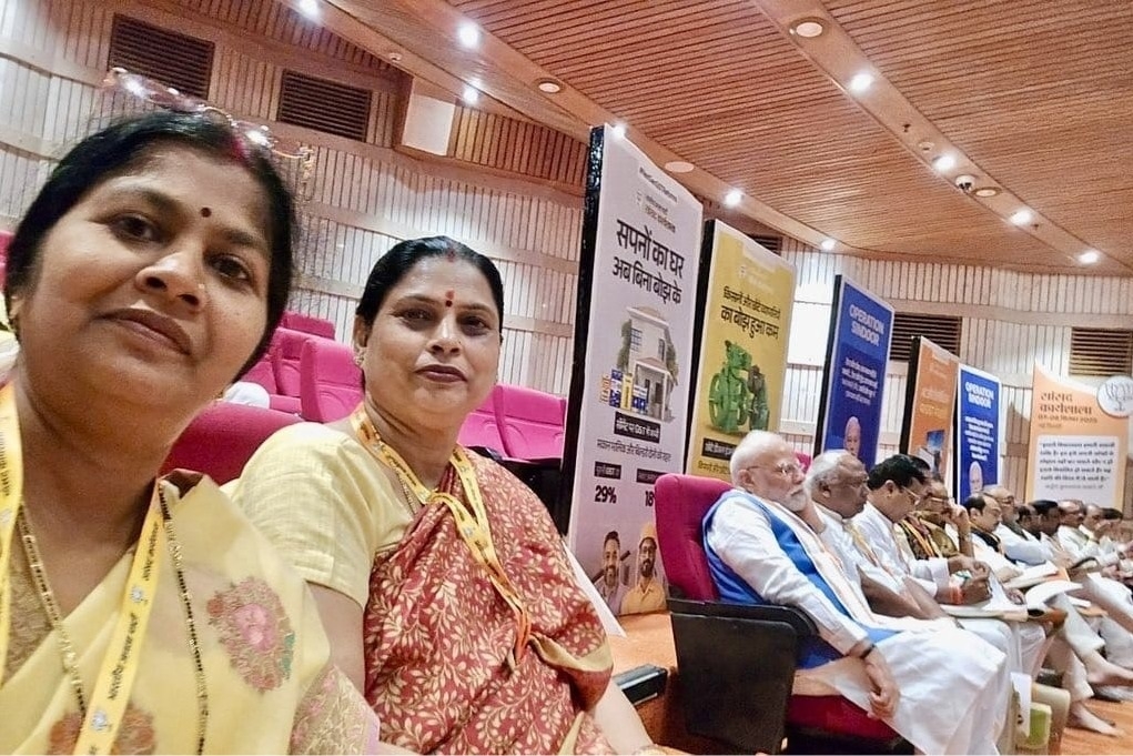 In a rare gesture PM sits in last row during BJP workshop