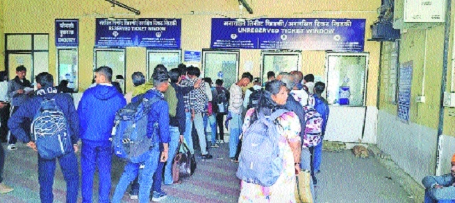 Long queue at PRS post curtailment of ticket windows by Railways