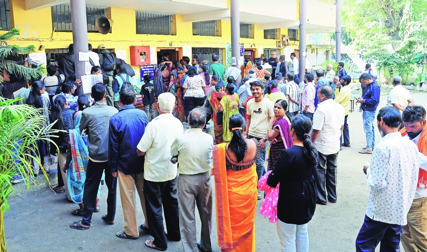 A sizeable number of voters young and old reached Prashant Vidyalaya Hiwri Nagar 