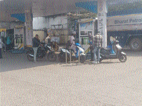 2 wheeler riders ignore  ‘No Helmet No Petrol’ rule