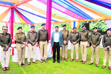Cops take a break, enjoy moments of hearty laugh, singing, cracking jokes