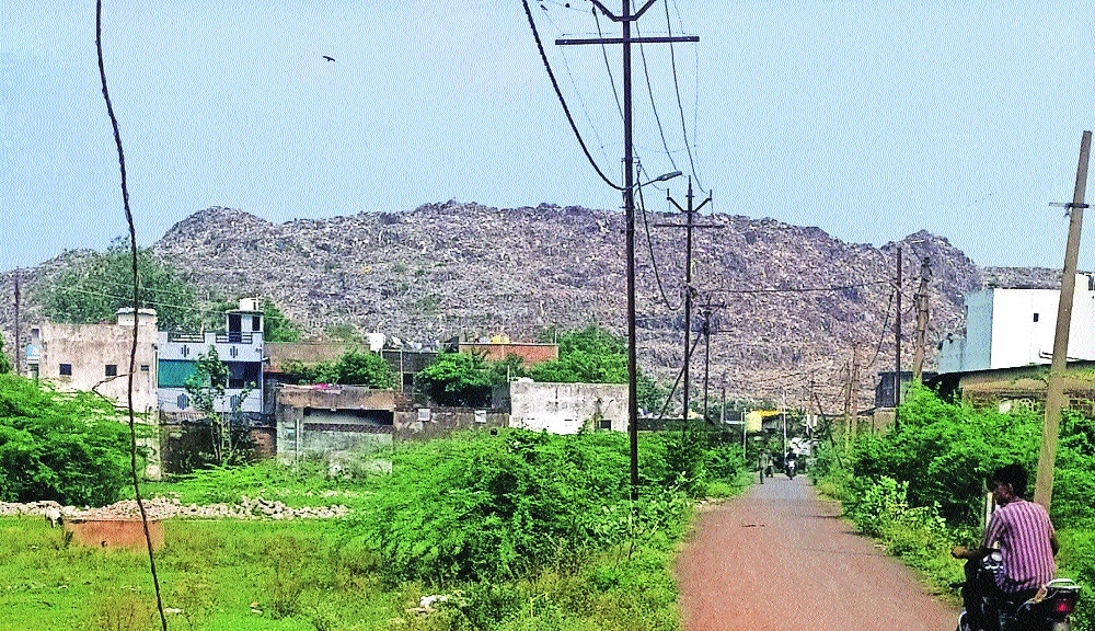 The mountain of legacy waste at Bhandewadi Dumping Yard
