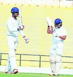 Malewar, Bhute rescue Vid but hosts fail to take lead