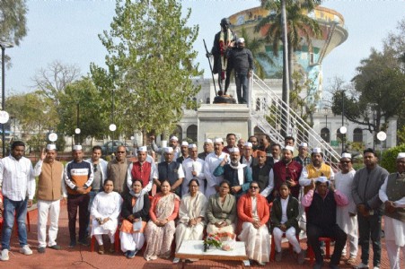 Congress members, others remember, pay floral tributes to Mahatma Gandhi