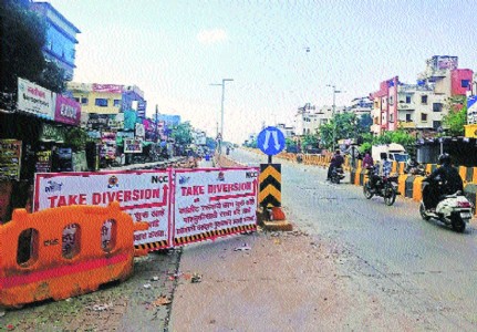 Indora-dighori flyover Misleading signboard taking motorists to U-turn danger