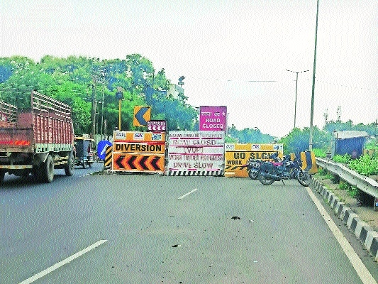 The closed Koradi road for construction of flyover is causing trouble for devotees visiting Koradi temple 