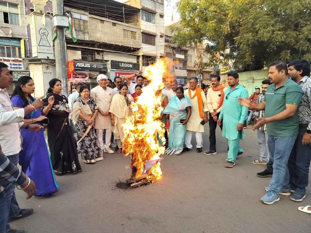 BJP Mahila Morcha members burning effigy during protest