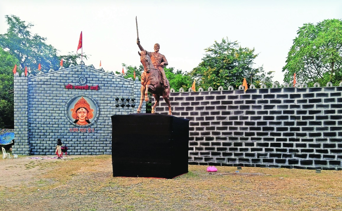 Raigad Fort theme at Maa Nau Durga Utsav Mandal pays tribute to Chhatrapati Shivaji Maharaj